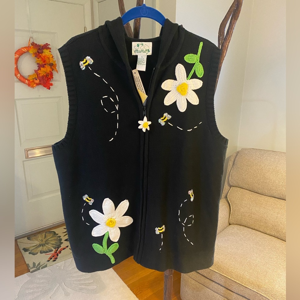 Quacker Factory Black Vest with Daisies and bumble bees XL. NWT